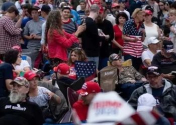 Crowd Gathers for Trump Rally With More Flags Than Masks