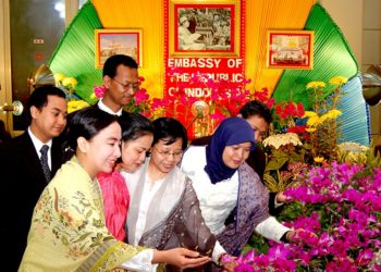 Necklace Portraying Kimilsungia Tells