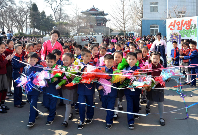 Pupils start studying at primary school thanks to the universal 12-year compulsory education system