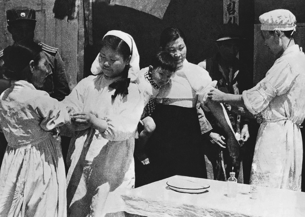 Getting a vaccination thanks to the free medical service