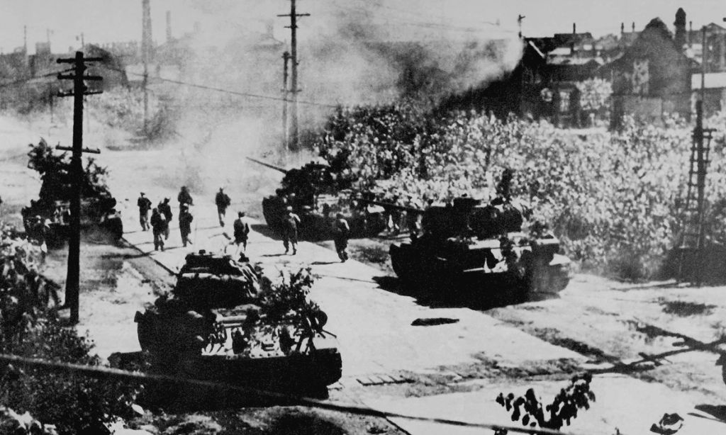KPA soldiers and tanks rushing into Seoul