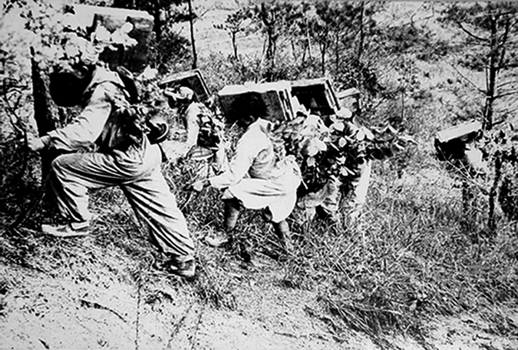 People carrying ammunition to battle sites