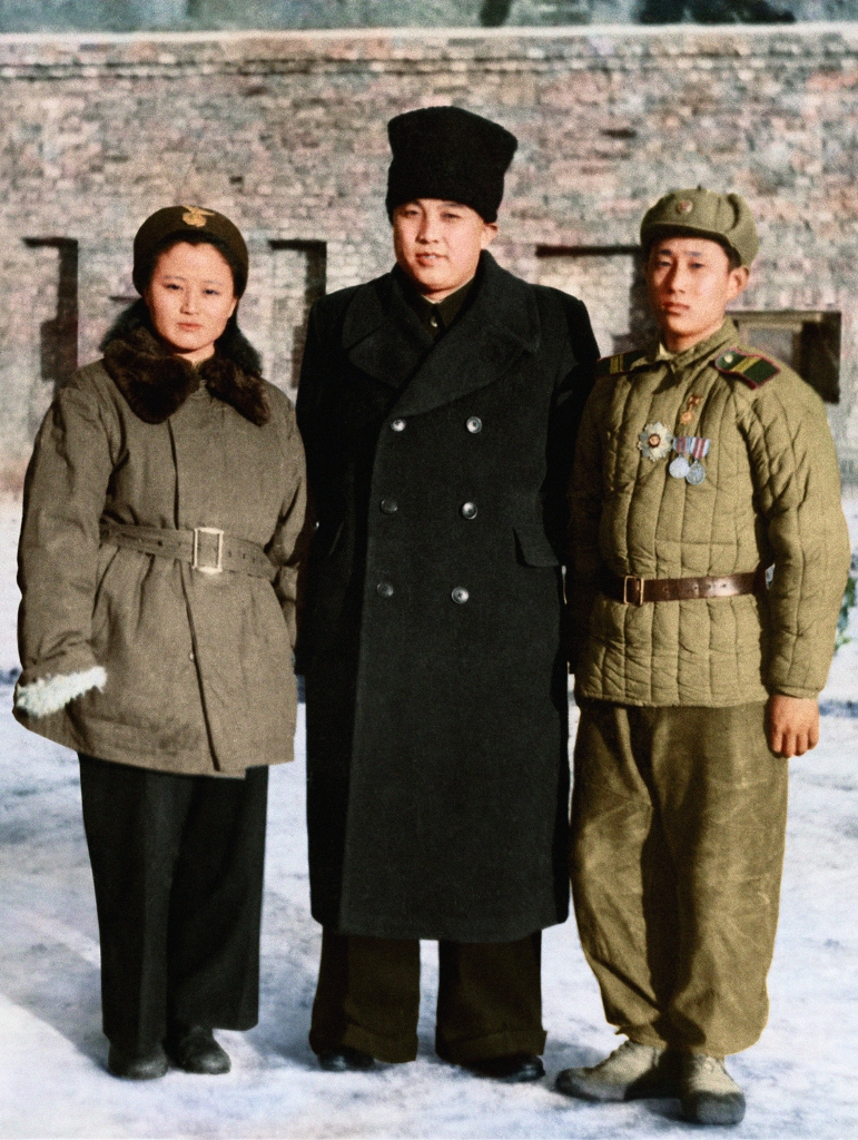 Posing for a photograph with battle heroes in January Juche 41 (1952)