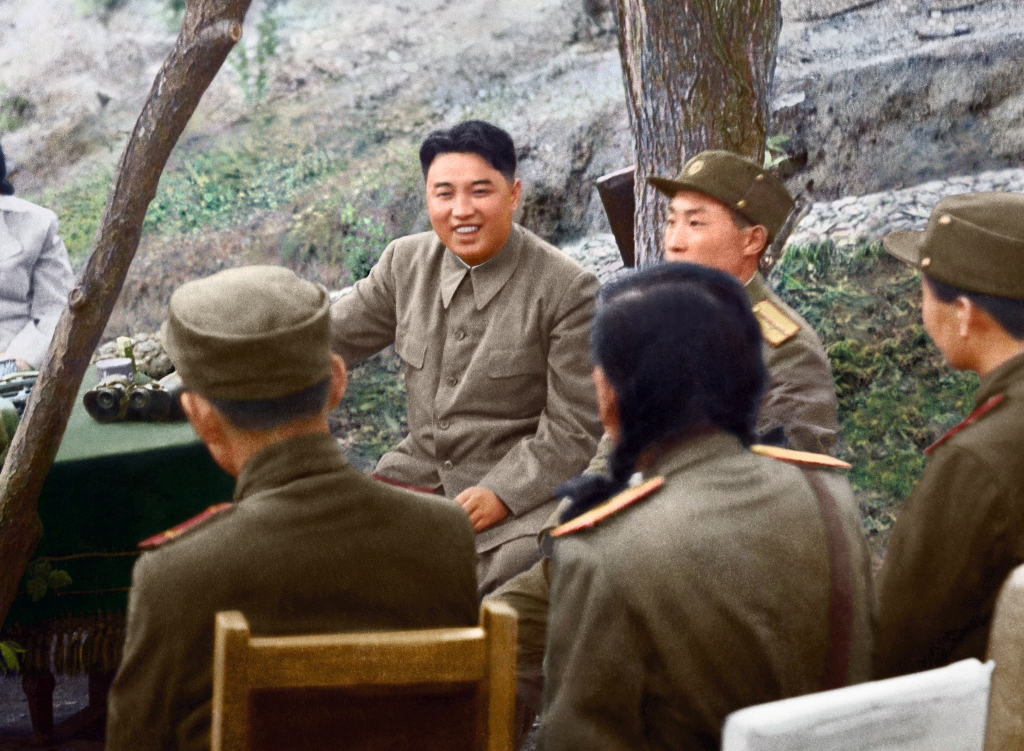 Talking with heroes of the Republic and model combatants in June Juche 40 (1951)